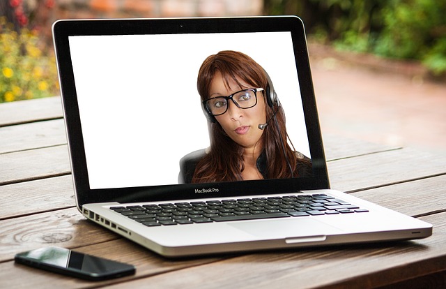 Online Unterrichtsszene mit Laptop und Notizbuch